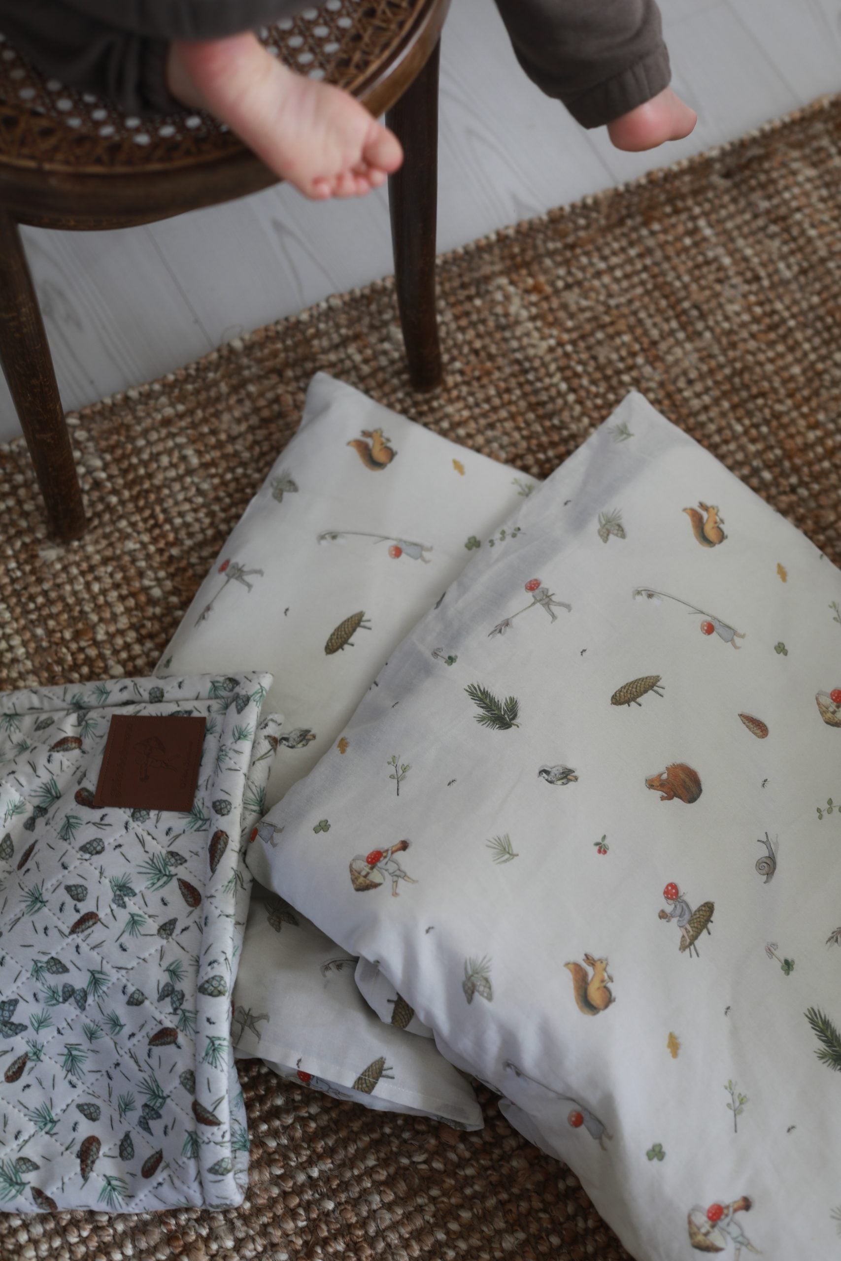 Beskow Tomtebobarnen, Påslakanset, spjälsäng, beige