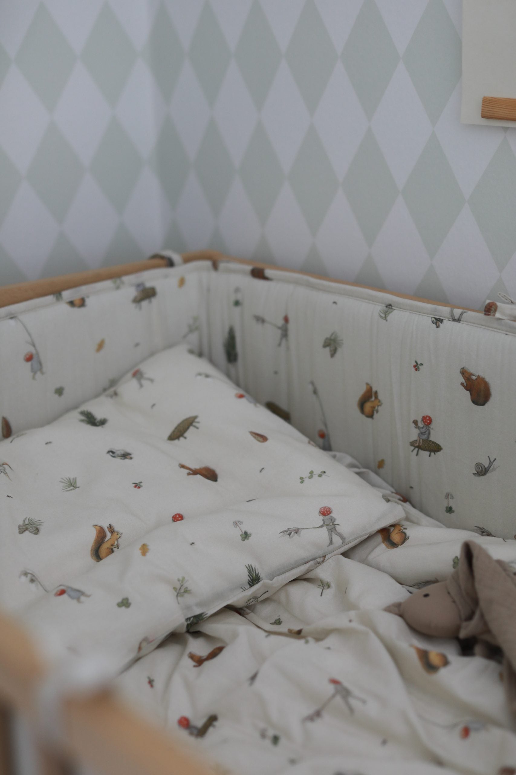 Beskow Tomtebobarnen, Påslakanset, spjälsäng, beige
